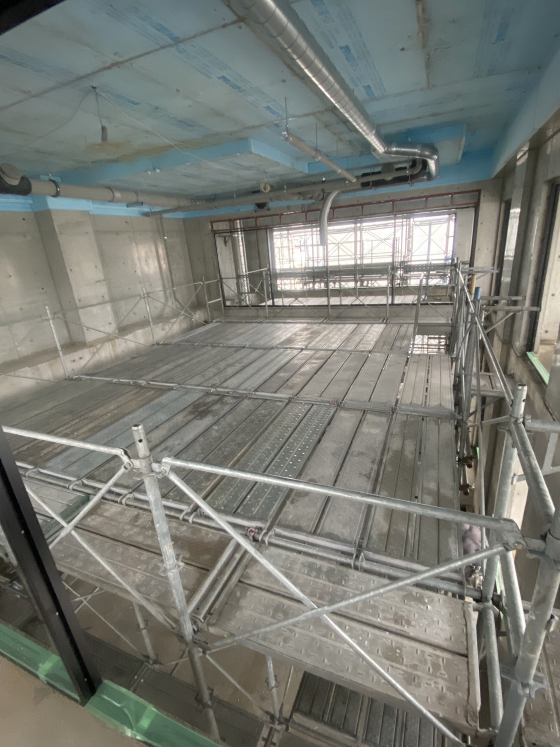 弥富市 マンション新築工事 棚足場組立工事の様子